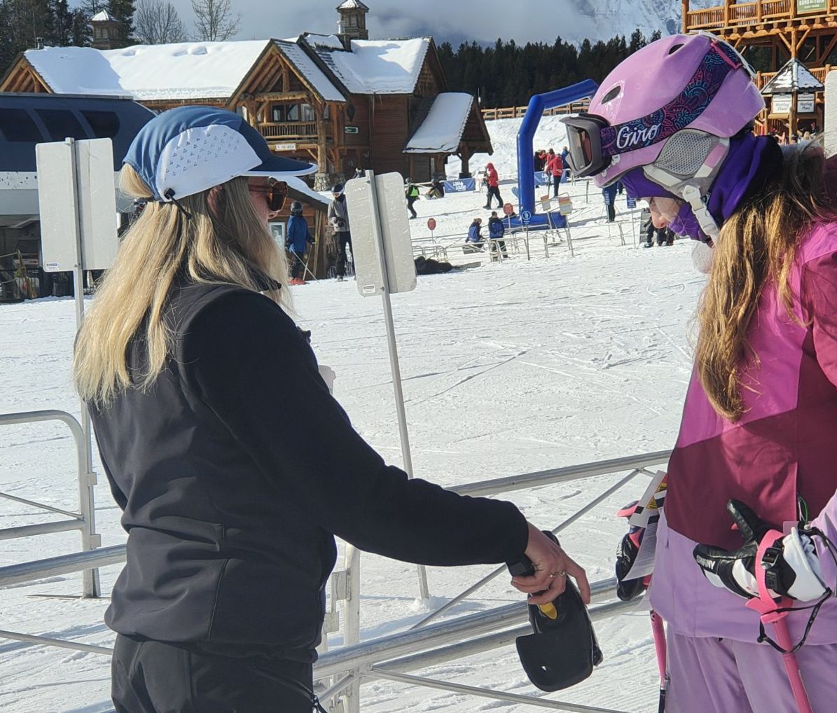 Contrôle du forfait de ski à Lake Louise au départ du domaine skiable.