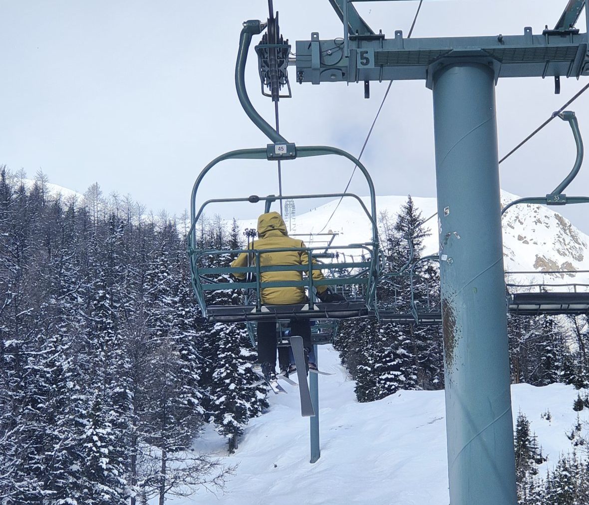Le front de neige en délire : un rider saute enfin la barre rocheuse.