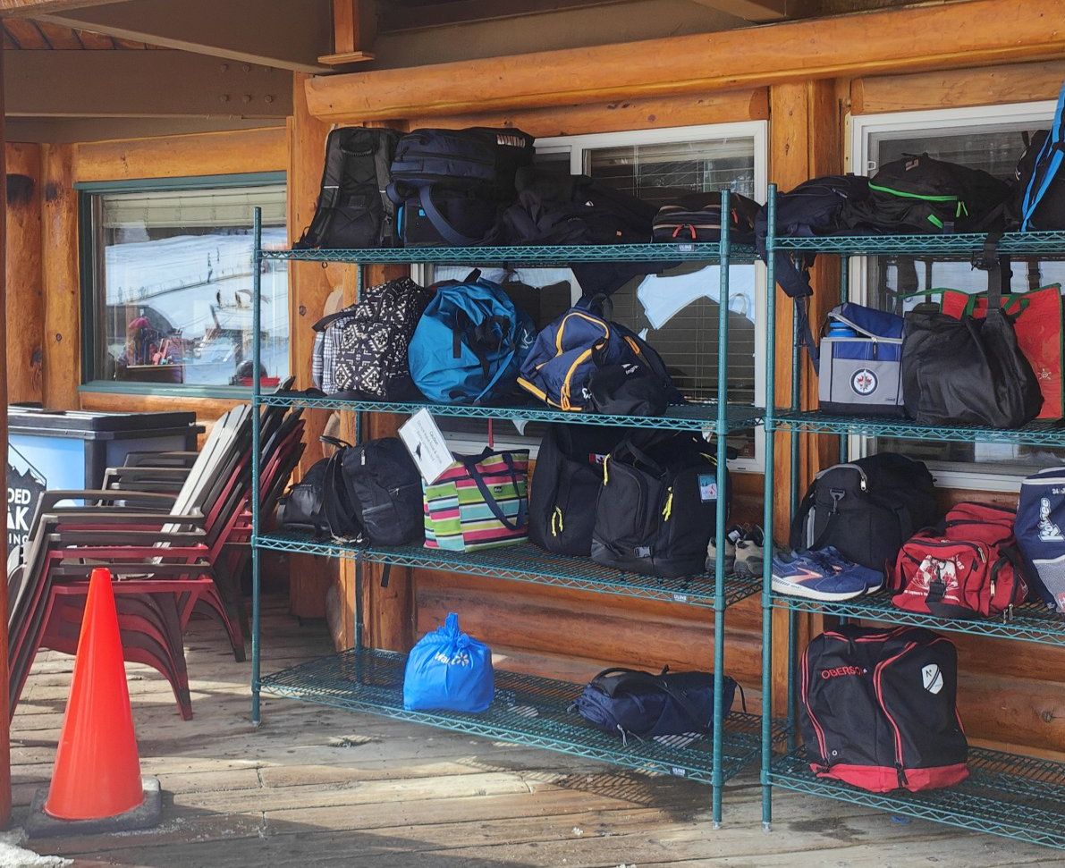 Espace de stockage pour les sacs des skieurs à Lake Louise.
